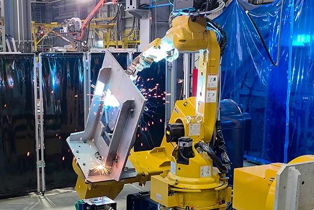 小型製品を溶接するロボット溶接機