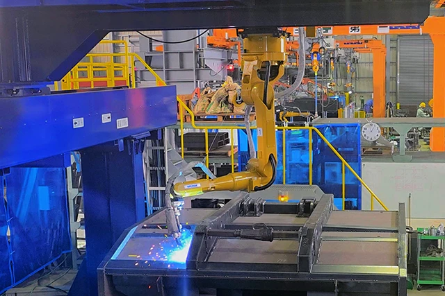 大型製品を溶接する天吊りロボット溶接システム